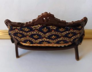 Sofá miniatura para casa de muñecas