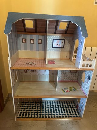 Casa de muñecas de madera. Incluye accesorios