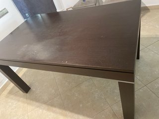 Mesa de comedor marrón de madera