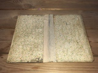 Libreta negra con incrustaciones de nácar