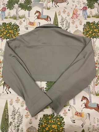 Chaqueta corta Zara verde militar cremallera