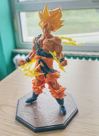 Goku Super Saiyan - Battle Damage (16cm) + Efectos