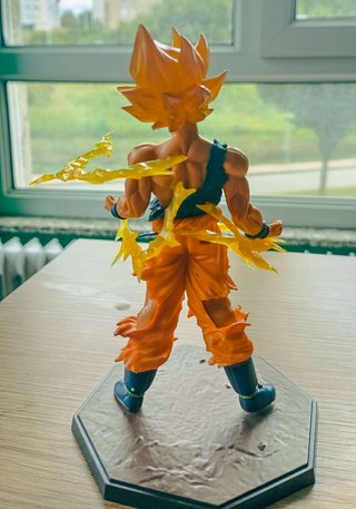 Goku Super Saiyan - Battle Damage (16cm) + Efectos
