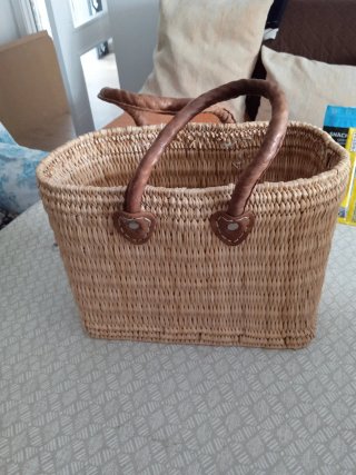 Bolso de mimbre con asas de piel