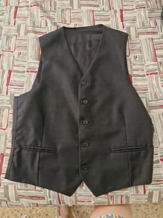 Traje gris: americana, chaleco, pantalón y camisa