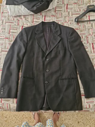 Traje gris: americana, chaleco, pantalón y camisa