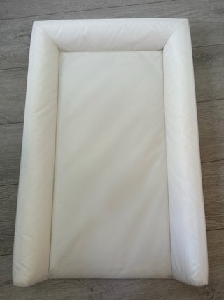 Cambiador de bebé blanco