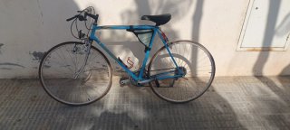 Bicicleta de carreras vintage azul.