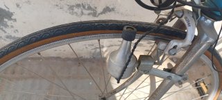 Bicicleta de carreras vintage azul.