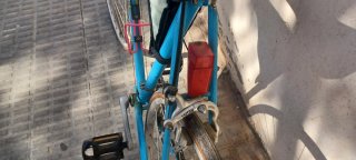 Bicicleta de carreras vintage azul.