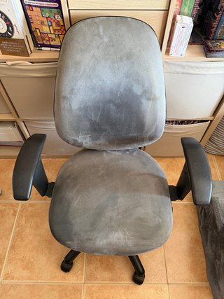 Silla de oficina ergonómica con reposabrazos