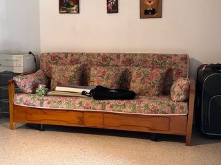 Sofá antiguo madera y tela floral