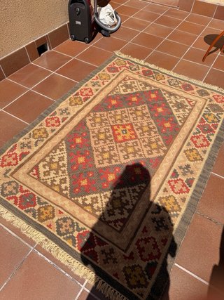 Alfombra tejida marrón y roja