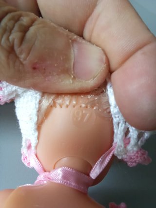 Muñeca barriguita antigua con vestido de perle