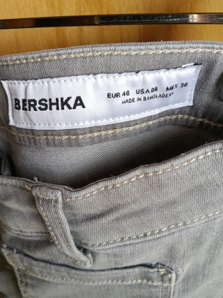 Vaqueros Bershka grises con botones