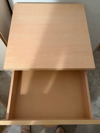 Cajonera de madera clara