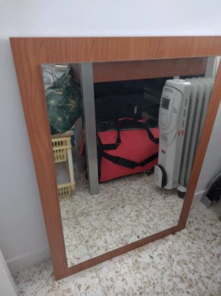 Espejo de baño con marco de madera