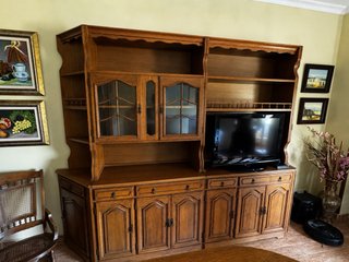 Mueble de salón de madera con vitrinas