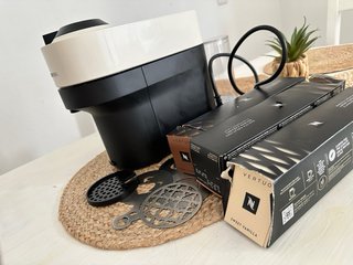 Cafetera Nespresso Blanca y Negra.
