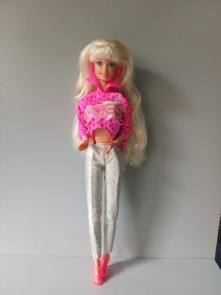 Muñeca Barbie rockera con ropa brillante