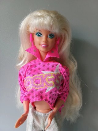 Muñeca Barbie rockera con ropa brillante