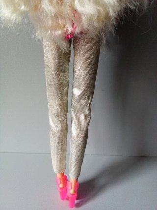 Muñeca Barbie rockera con ropa brillante