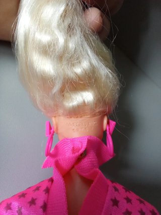 Muñeca Barbie rockera con ropa brillante