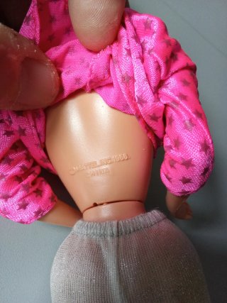 Muñeca Barbie rockera con ropa brillante