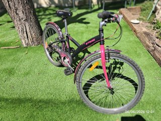 Bicicleta BTWIN Negra y Rosa