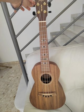 Ukelele Flight nuevo con funda, cejilla y dos púas