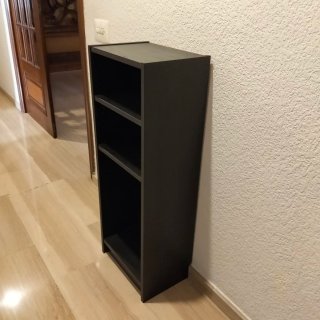 Estantería negra de madera