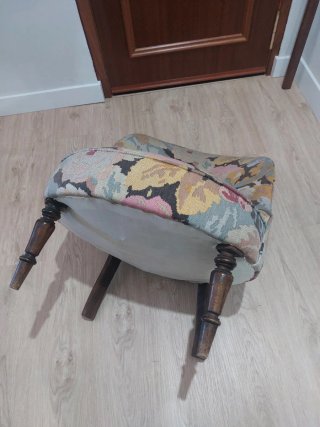 Poltrona vintage in tessuto e legno, due in abbinamento.