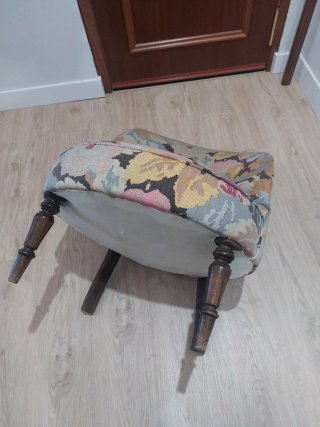 Poltrona vintage in tessuto e legno, due in abbinamento.