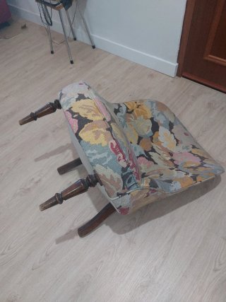 Poltrona vintage in tessuto e legno, due in abbinamento.
