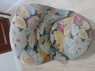 Poltrona vintage in tessuto e legno, due in abbinamento.