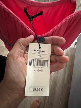 Vestido rosa con detalles brillantes