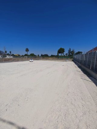 Parcela 750 M2 vallada con puerta corredera.
