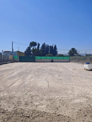 Parcela 750 M2 vallada con puerta corredera.
