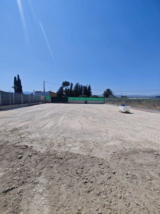 Parcela 750 M2 vallada con puerta corredera.