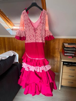 Vestido de flamenca rosa con volantes