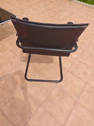 Silla de oficina negra con brazos
