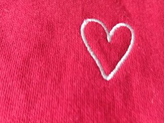 Sudadera roja con corazón