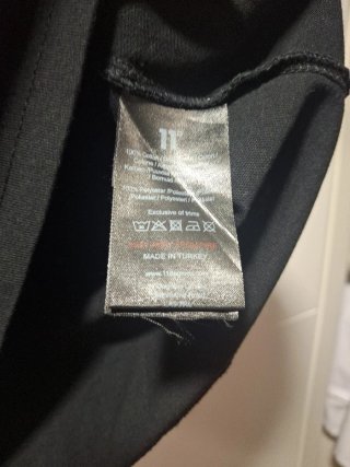 Camiseta Eleven Degrees Negra y Amarilla