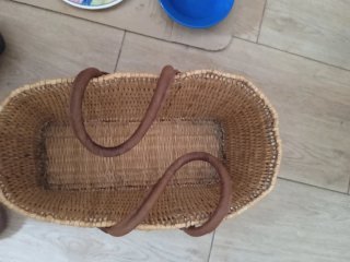 Bolso de mimbre con asas de piel