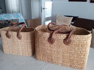 Bolso de mimbre con asas de piel