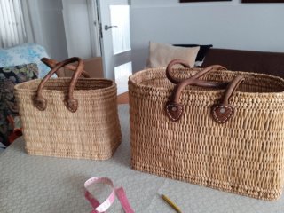 Bolso de mimbre con asas de piel