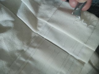 Cortina blanco crudo de tela con detalles