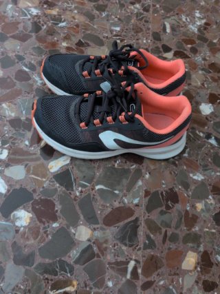 Zapatillas deportivas negras y naranjas