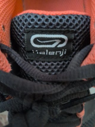 Zapatillas deportivas negras y naranjas