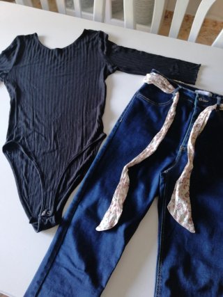 Pantalón vaquero Zara y body regalo